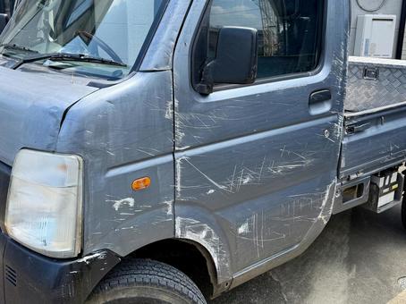 擦り傷だらけの軽トラック側面 車両傷,擦り傷,軽トラックの写真素材
