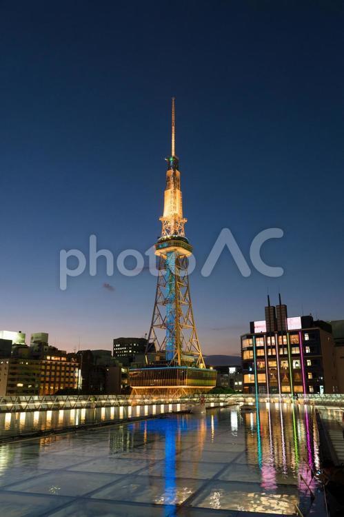 夕暮れの名古屋 オフィスビル,久屋大通公園,ビルの写真素材