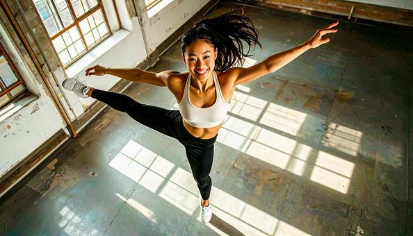 楽しく踊る日本人ダンサー女性 楽しく踊る日本人ダンサー女性の写真