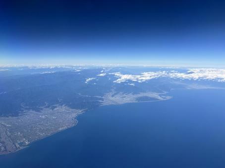 空撮：海岸線と街並、空のグラデーション﻿ 空撮,海岸線,グラデーションの写真素材