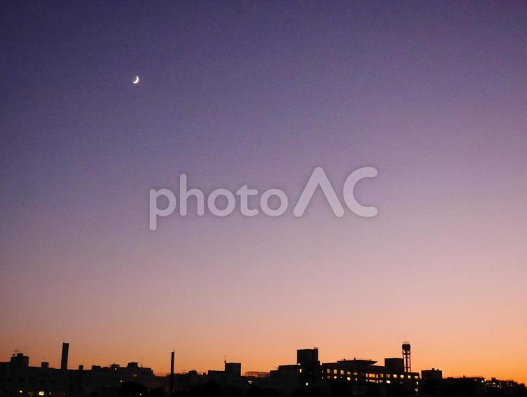 夕焼けと三日月 三日月,シルエット,夕焼けの写真素材