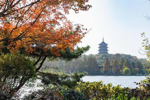 杭州・西湖と雷峰塔  西湖,杭州,雷峰塔の写真素材