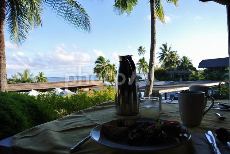 タヒチの海を眺めながらの朝食 アイランド,オーシャン,タヒチの写真素材