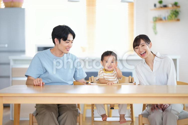 仲良く座る笑顔の親子 仲良く座る笑顔の親子 親子,笑う,笑顔の写真素材