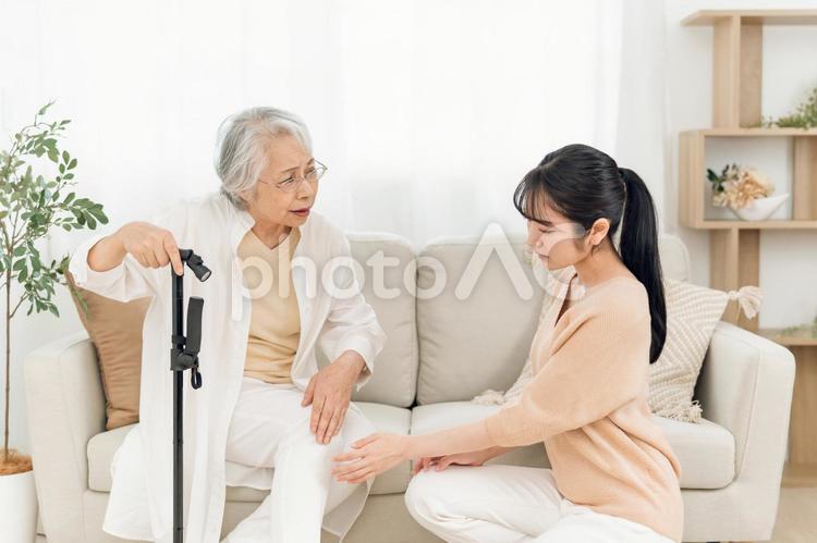 高齢者の女性と若い女性（介護・痛い） 介護,高齢者,痛いの写真素材