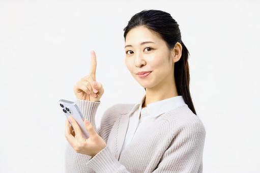 スマートフォンを使いアドバイスする女性 スマートフォンを使いアドバイスする女性 スマホ,女性,スマートフォンの写真素材