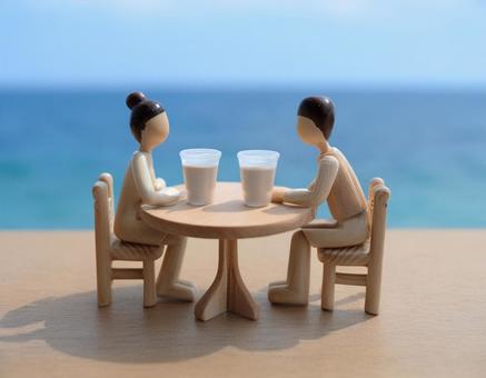 海の見えるカフェにいる人たちのミニチュア 海,カフェ,人物の写真素材