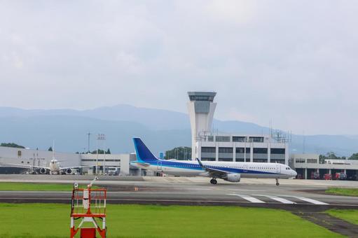 朝の陽に目覚める滑走路 朝の陽に目覚める滑走路 飛行機,航空機,旅客機の写真素材