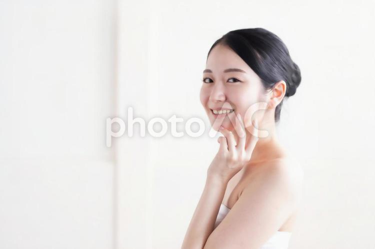 美容・スキンケア・保湿・ビューティー（横顔） 美容,横顔,スキンケアの写真素材