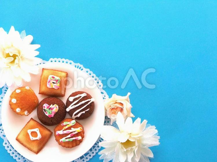 ホワイトデーの可愛い焼き菓子フレーム ホワイトデー,焼き菓子,スイーツの写真素材