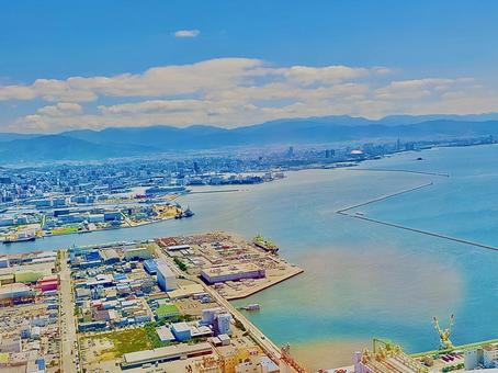 海越しに広がる都市と港のパノラマ 海越しに広がる都市と港のパノラマの写真