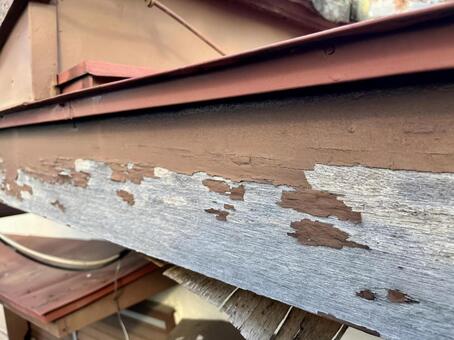 塗装が剥がれた破風のイメージ① 破風,劣化,様子の写真素材