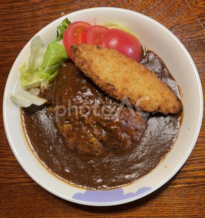 カレーと白身魚のフライとトマトとレタス 夕食,カレー,白身魚の写真素材