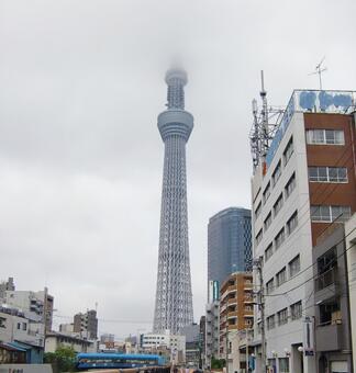 曇り日の東京スカイツリー-107 東京スカイツリー,曇り日,雲の写真素材