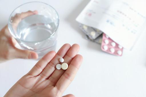 飲み薬と水 飲み薬と水 服薬,飲み薬,薬の写真素材