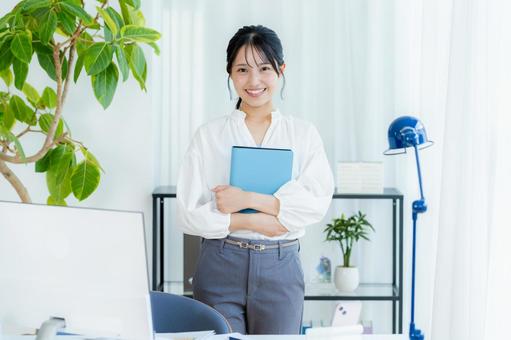 オフィスで働くビジネスウーマン ビジネスウーマン,笑顔,若い女性の写真素材