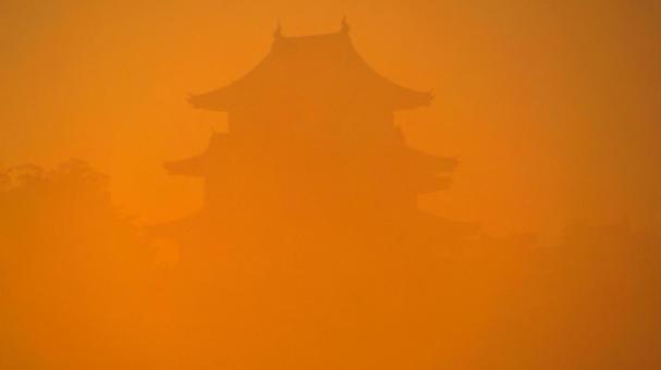 濃霧の日の出に浮かぶ　黄金色の白鳳城 伊賀上野城,城,上野城の写真素材