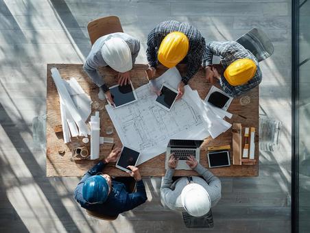 打ち合わせをする建築家とエンジニアたち 打ち合わせをする建築家とエンジニアたちの写真