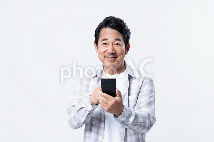 スマホを使うミドルの男性 スマホ,男性,ミドルの写真素材