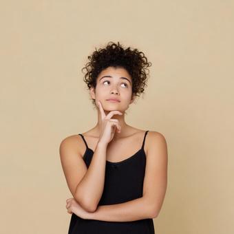 疑問を抱き、答えを探す女性 疑問を抱き、答えを探す女性の写真