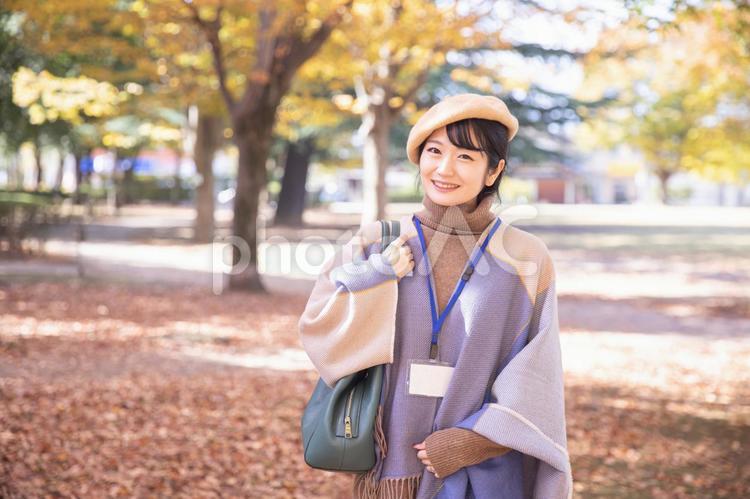 秋の公園にいるネームをつけた女性 女性,秋,公園の写真素材