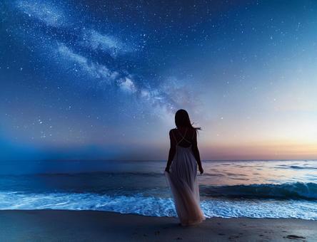 星空と海と女性のシルエット 星空と海と女性のシルエットの写真