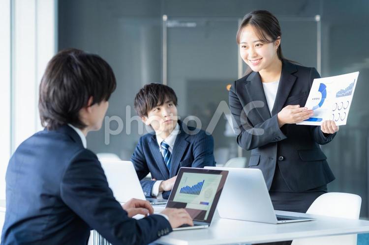 打ち合わせする若いビジネスマン ミーティング,会議,ビジネスマンの写真素材