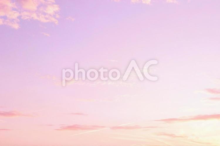夕暮れ時のかわいい空　綺麗な空の背景 空,薄紫,空の背景の写真素材