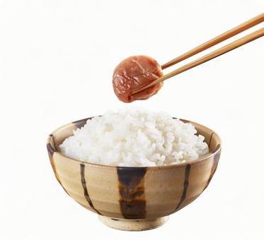 白ごはんに梅干しを乗せる 白ごはん,梅干し,箸の写真素材