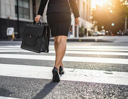 新しい道を歩むビジネスウーマンの写真