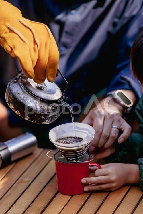 美味しいコーヒーを煎れ方 男性,人物,日本人の写真素材