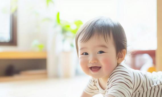 笑顔ではいはいする赤ちゃんの写真