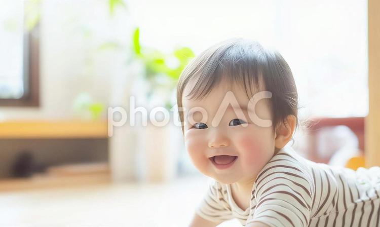 笑顔ではいはいする赤ちゃん 赤ちゃん,ベビー,子育ての写真素材