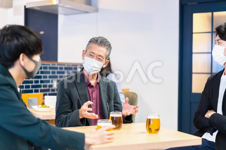 マスクをしてレストランで会話をする人々 マスク,会話,飲食店の写真素材