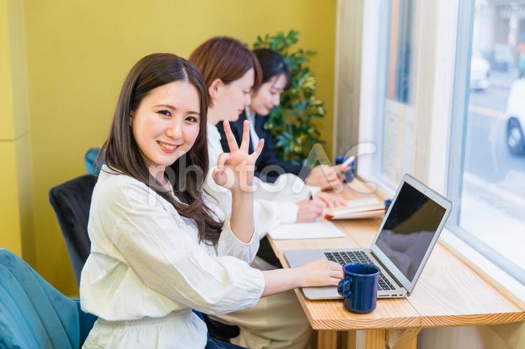 窓際カウンター席にいる女性（ノートパソコン） テレワーク,仕事,リモートワークの写真素材