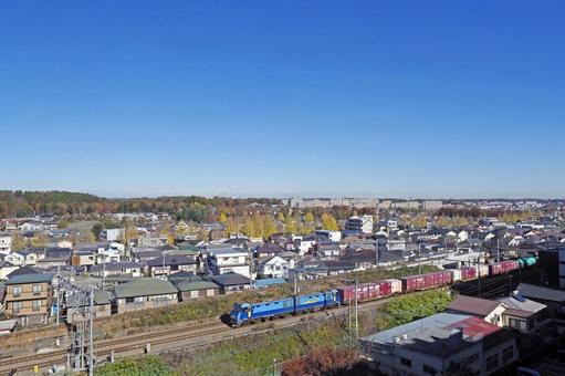 中央線の貨物列車と田舎の風景、紅葉の季節 中央線の貨物列車と田舎の風景、紅葉の季節 中央線,貨物列車,物流の写真素材