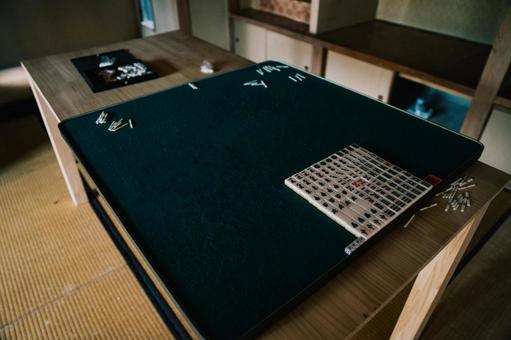 古びた実家にある麻雀卓 古びた実家にある麻雀卓の写真