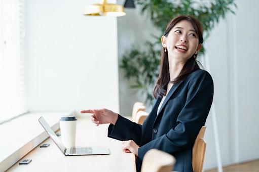 大きく笑うビジネスウーマン 大きく笑うビジネスウーマン 話す,休憩,ビジネスの写真素材