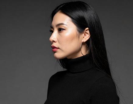 黒いタートルネックを着た女性モデル 黒いタートルネックを着た女性モデルの写真