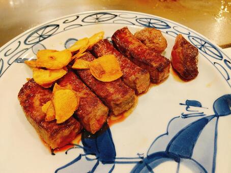 ガーリックチップを乗せた神戸牛のステーキ ステーキ,牛肉,神戸牛の写真素材