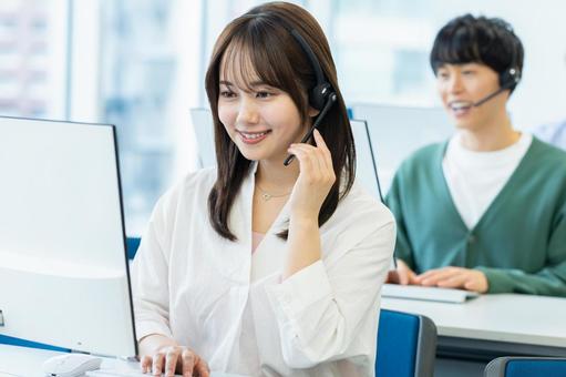 インカムで話すオペレーター オペレーター,コールセンター,笑顔の写真素材