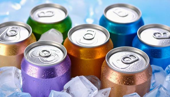 氷水でキンキンに冷やされた缶ビール 氷水でキンキンに冷やされた缶ビールの写真