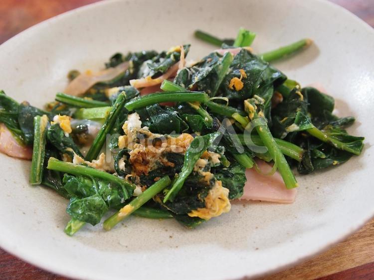 ほうれん草炒め ほうれん草,野菜,ベーコンの写真素材