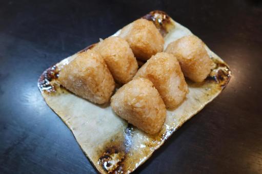 焼きおにぎり(引き撮影) 焼きおにぎり(引き撮影) 焼き,おにぎり,握り飯の写真素材