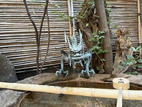 龍の手水舎と竹柄杓 手水舎,龍,神社の写真素材