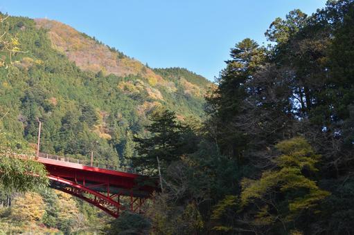 山と赤い橋 山と赤い橋の写真