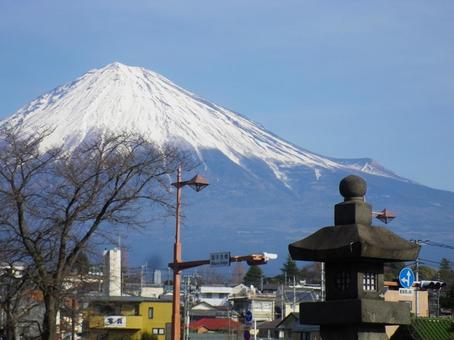 街並み越しの雪化粧の富士山と石灯籠 富士山,富士,日本一の写真素材