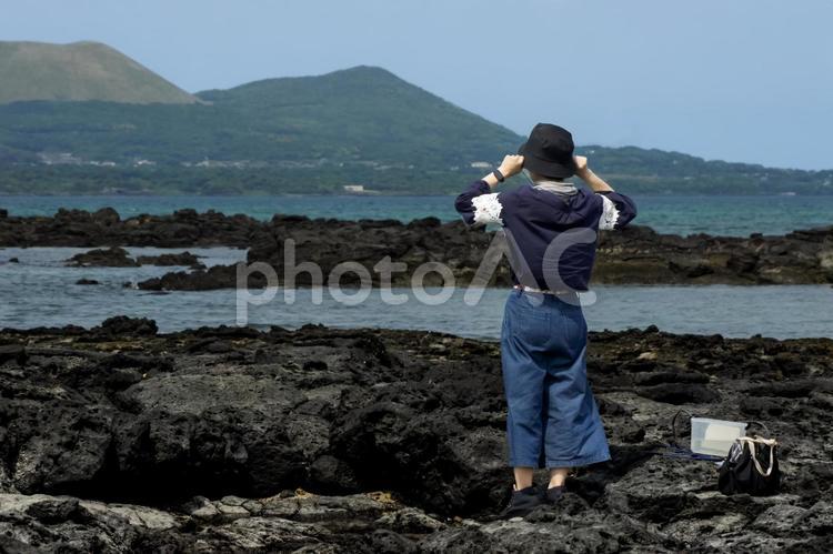 ＜素材＞五島の海で一人鬼岳を眺める女性 女性,人物,風景の写真素材