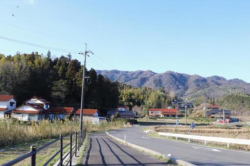 山間の民家に続く道路の入り口 山々,山,山間の写真素材