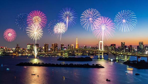 夜の街を彩る花火 夜の街を彩る花火の写真
